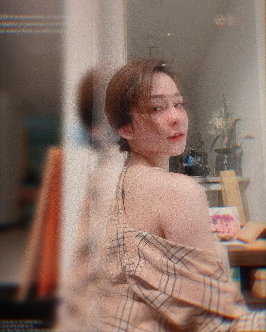 Mỹ nhân Thanh Hóa vẫn bị một số thành phần gợi lại chuyện quá khứ lộ clip "giường chiếu" cùng bạn trai cũ. Trước những bình luận của dân mạng, Trâm Anh chọn cách im lặng.