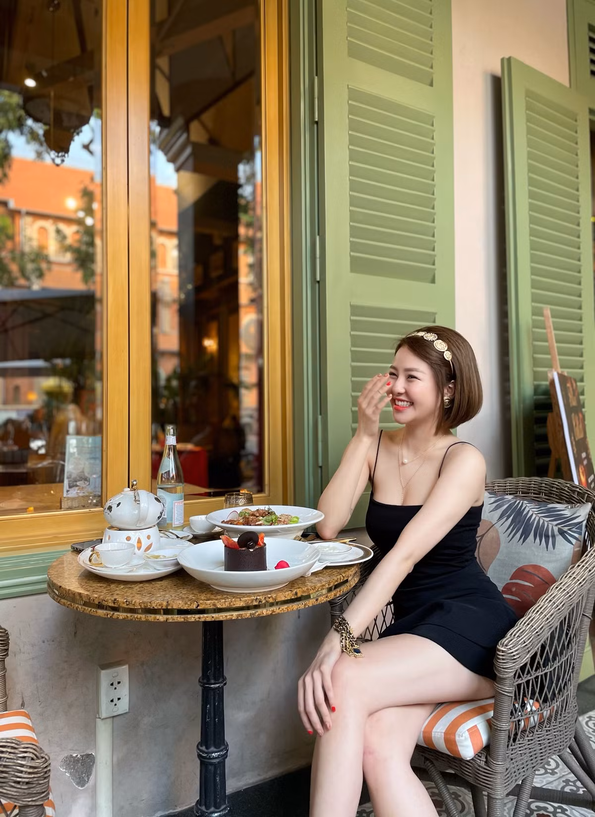 Trong thời gian thực hiện giãn cách xã hội do dịch bệnh, Trâm Anh thường xuyên đăng tải hình ảnh ở nhà lên trang cá nhân, phần lớn là những khoảnh khắc cô nàng tập luyện giữ vóc dáng, nấu nướng.