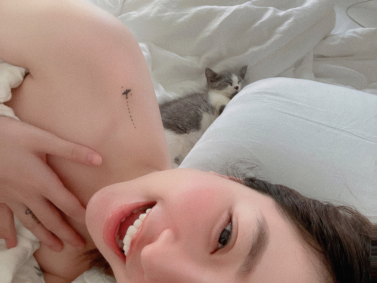 Trước đó, hot girl này cũng khiến không ít fan trầm trồ với hình ảnh gợi cảm trong trang phục ở nhà.