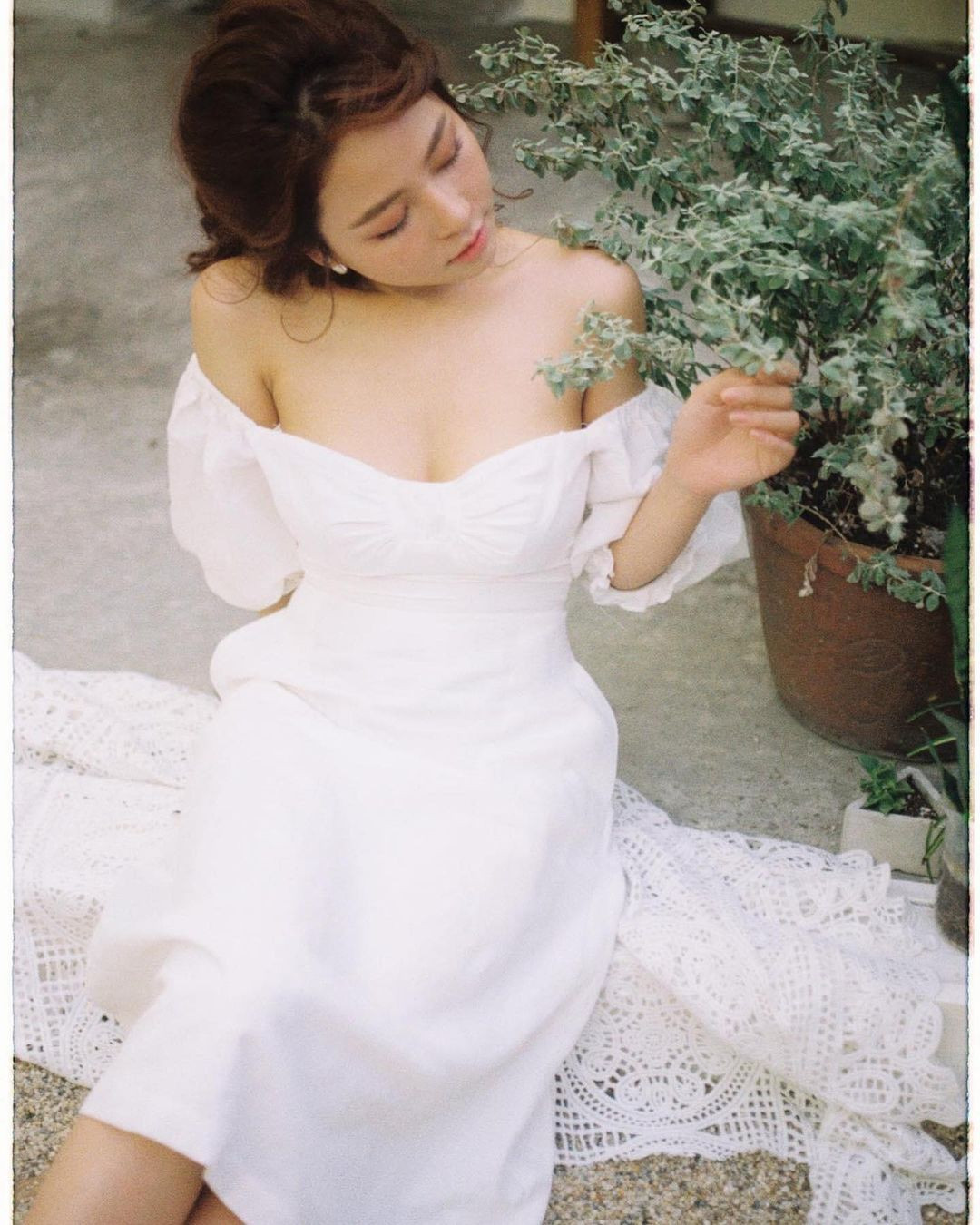 Dưới phần bình luận, cư dân mạng trêu đùa Trâm Anh không ngớt và khen ngợi nhan sắc xinh đẹp của cô nàng. Bên cạnh đó cũng xuất hiện không ít bình luận đặt câu hỏi, không biết cô gái này đang khoe ngực khoe thân để tạo chiêu trò nổi tiếng hay đơn giản chỉ vì có sở thích… khoe cơ thể.