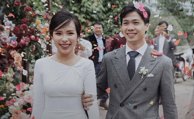 Chia sẻ của tiền đạo Công Phượng lập tức nhận chú ý. Người hâm mộ, bạn bè, đồng nghiệp đồng loạt gửi lời chúc mừng đôi vợ chồng trẻ. Nhân cơ hội này, fans của nam cầu thủ xứ Nghệ đã nhanh tay đặt tên cho con của anh chàng với những màn sáng tạo hết ý.