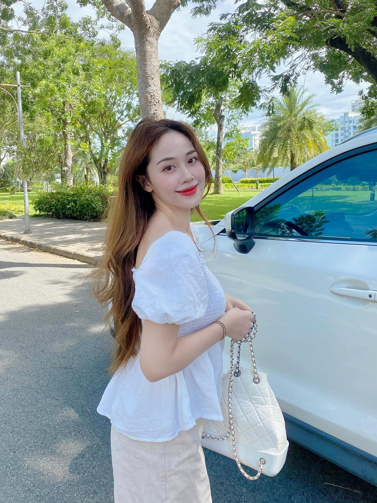 LuuSue là một trong những Beauty blogger tài năng luôn gây ấn tượng đến người xem bởi nhan sắc nàng thơ, dịu dàng.