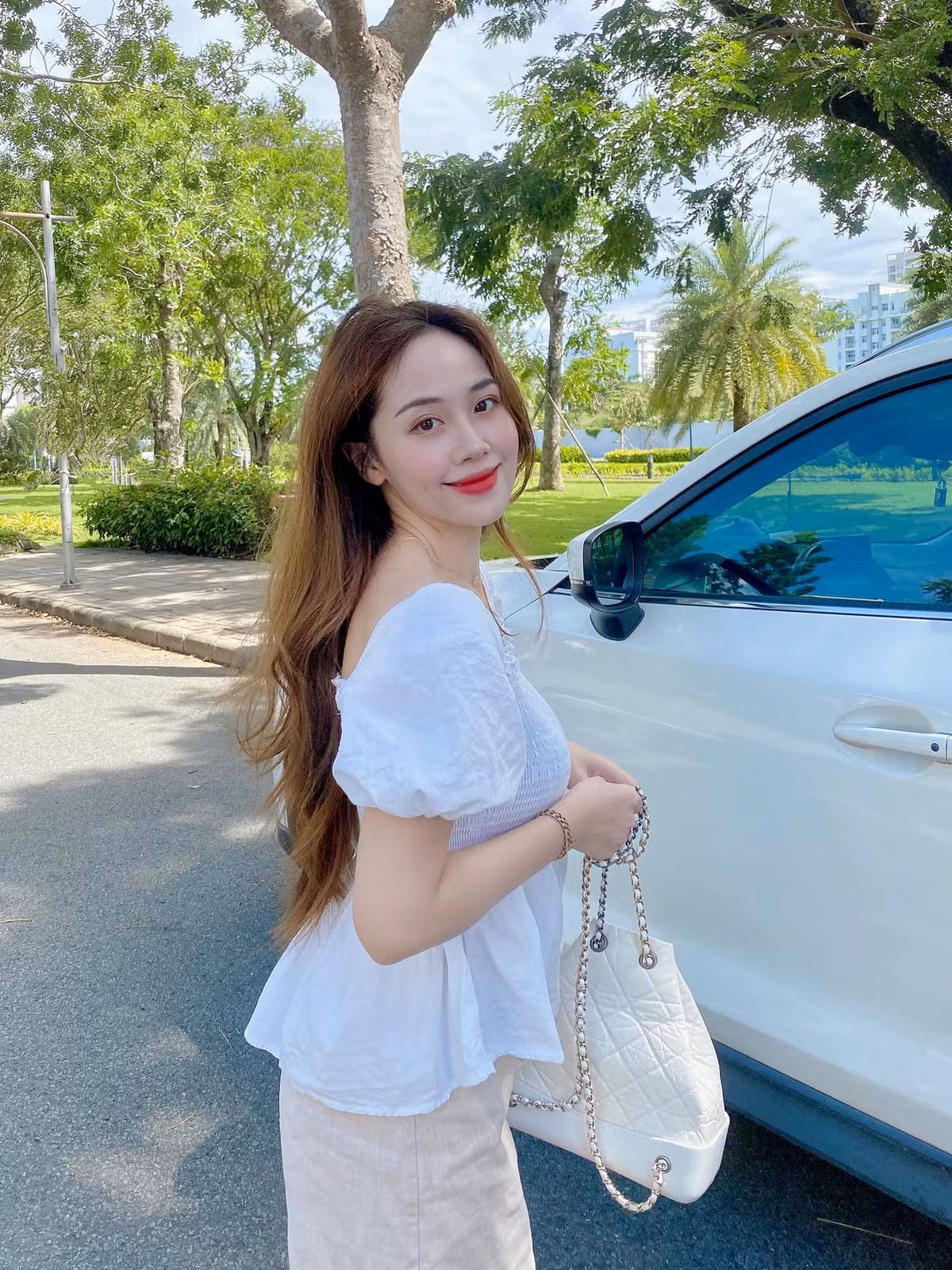 LuuSue là một trong những Beauty blogger tài năng luôn gây ấn tượng đến người xem bởi nhan sắc nàng thơ, dịu dàng.