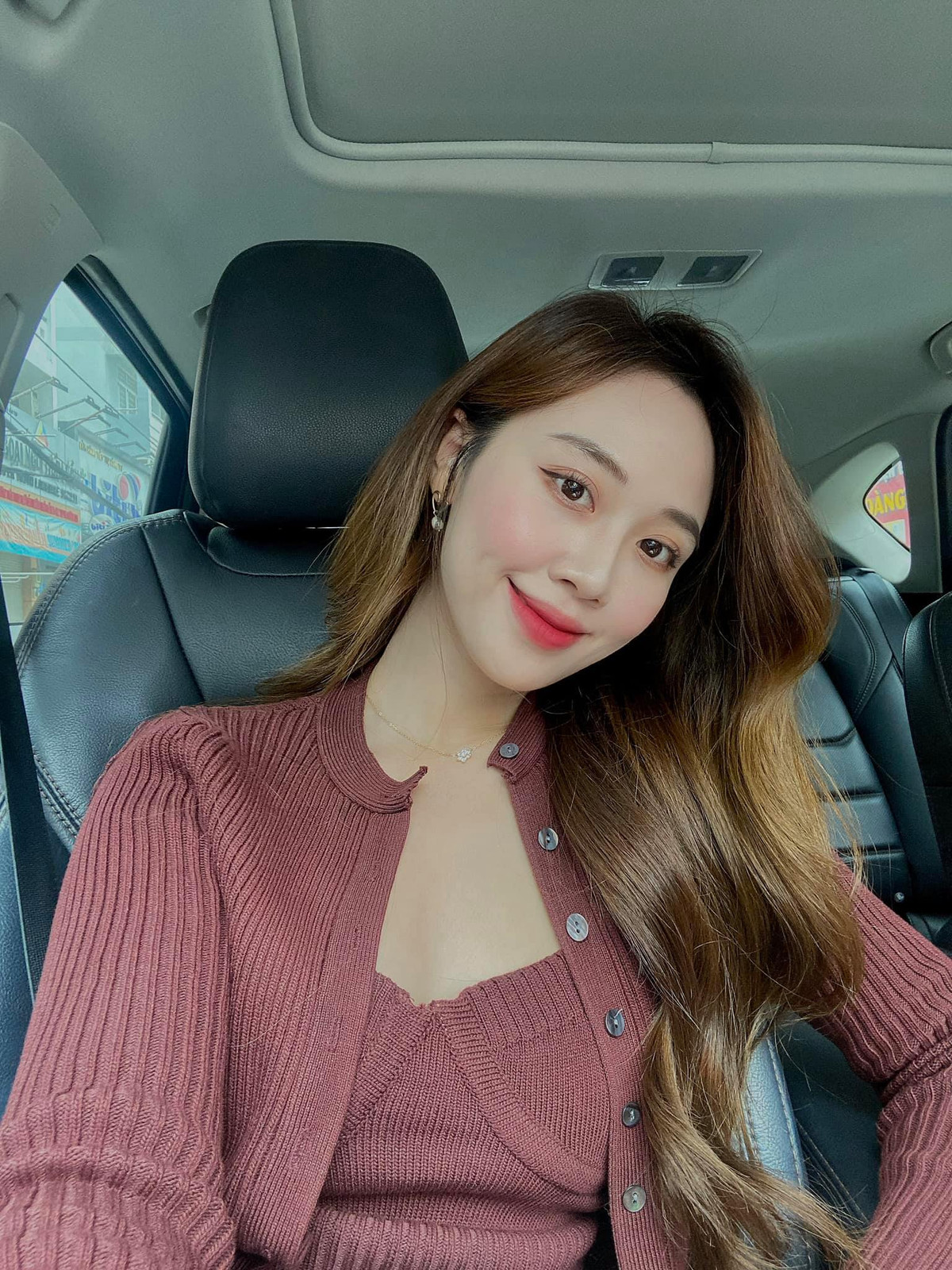 Sở hữu gần 30.000 người theo dõi trên Facebook cá nhân, Lưu Thanh Xuân còn gây ấn tượng bởi cái tên lạ và nhan sắc hút hồn.