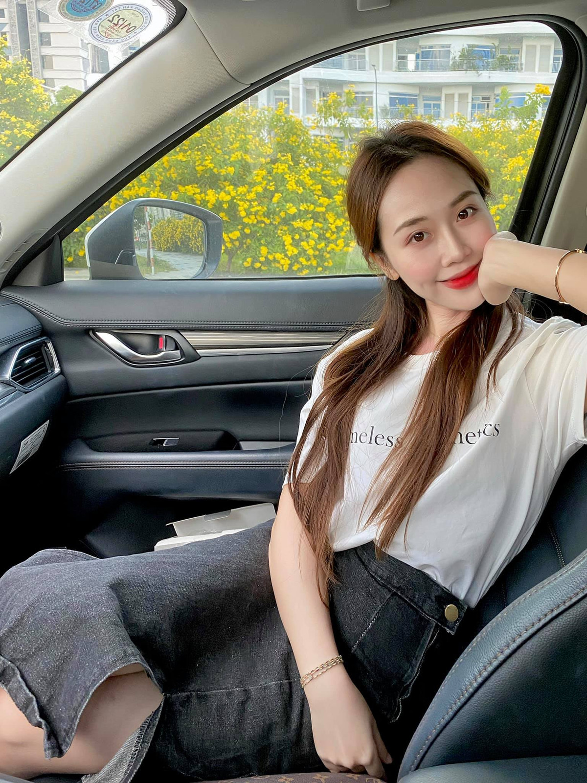 Lưu Thanh Xuân tốt nghiệp đại học ngành Tài chính - Marketing. Cô từng làm việc theo đúng chuyên ngành được đào tạo nhưng quyết định rẽ ngang sang làm công việc của một KOL về làm đẹp.