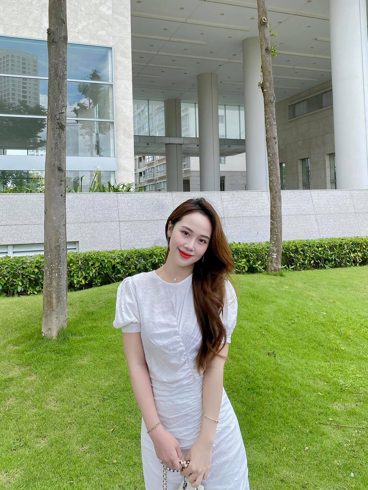 Trong tình hình dịch bệnh, Thanh Xuân vẫn nhận được khá nhiều công việc liên quan đến review sản phẩm, quay quảng cáo cá nhân ở nhà. Ảnh: FBNV