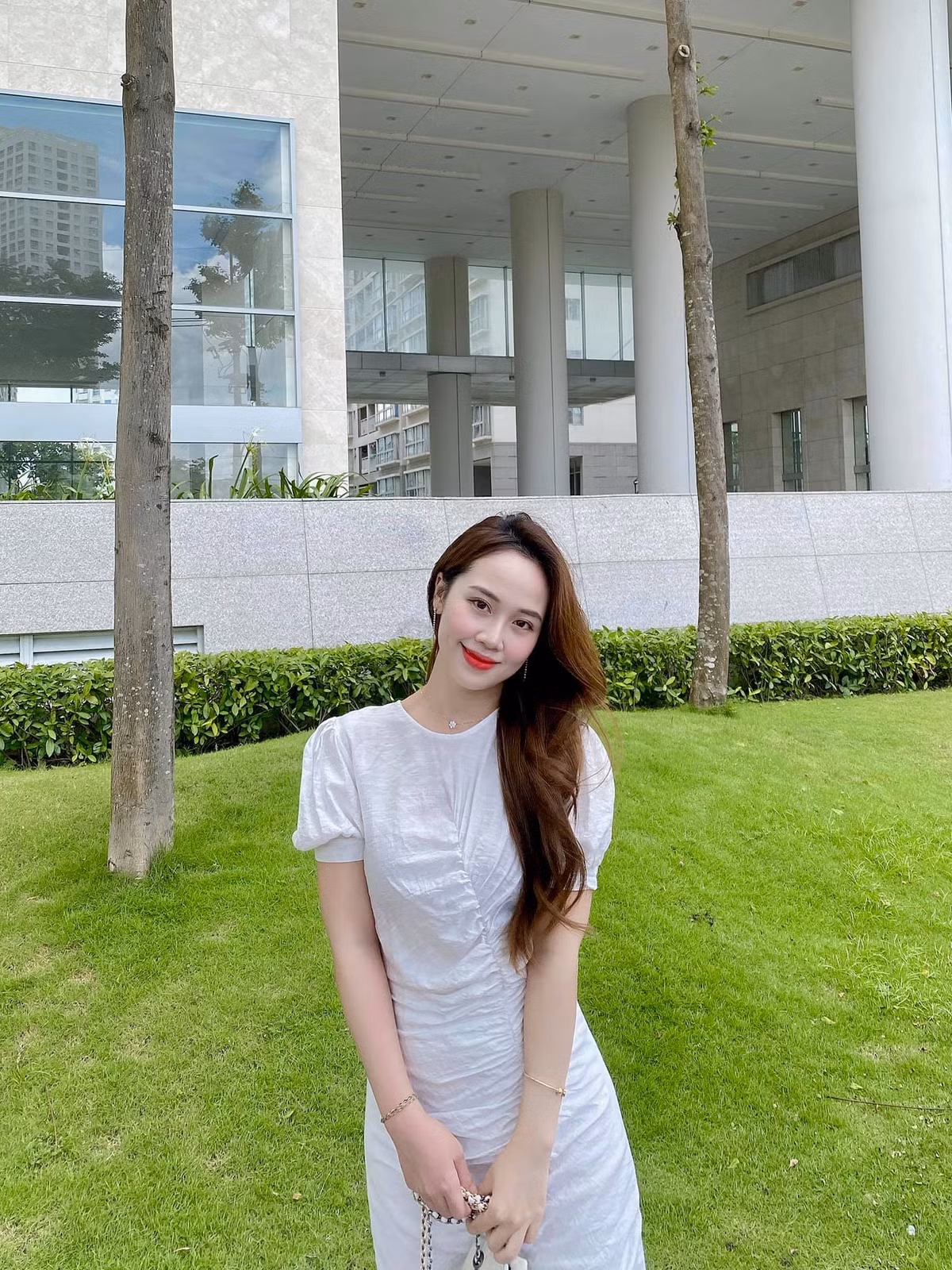 Trong tình hình dịch bệnh, Thanh Xuân vẫn nhận được khá nhiều công việc liên quan đến review sản phẩm, quay quảng cáo cá nhân ở nhà. Ảnh: FBNV