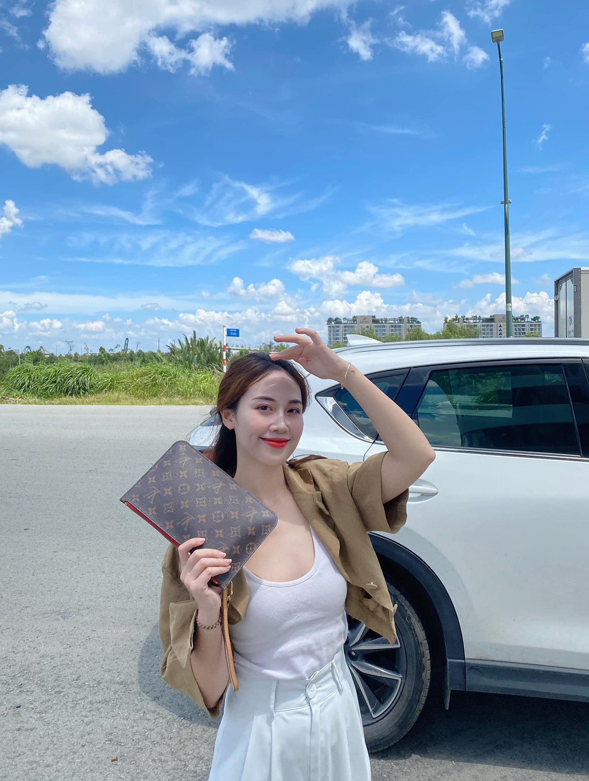 Xuân biết cách chăm sóc, gìn giữ sắc đẹp vốn có, trên các trang cá nhân cô gái này còn là một Beauty blogger với biệt danh Luu Sue. Đây là công việc giúp cô kiếm sống, làm giàu dựa trên chính sở thích làm đẹp của mình.