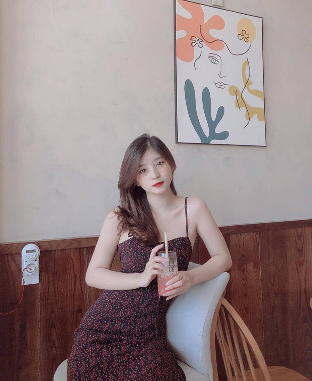 Cô nàng cũng là người năng động, hăng hái tham gia các hoạt động tập thể.