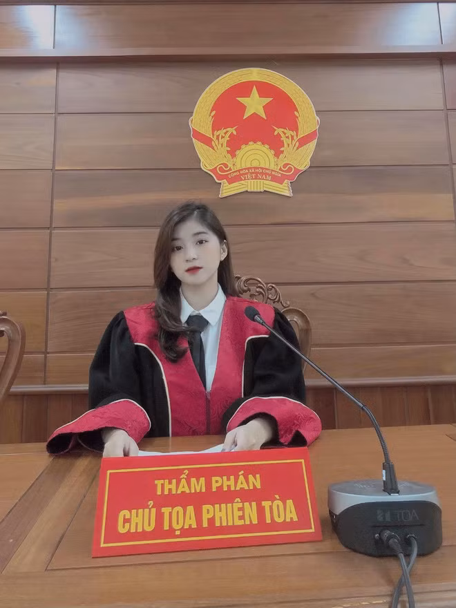 Vẻ đẹp thanh thoát, khí chất đỉnh cao của cô nàng khiến ai nấy đều xuýt xoa, cư dân mạng nhanh chóng đặt cho cô nàng biệt danh "hot girl thẩm phán".