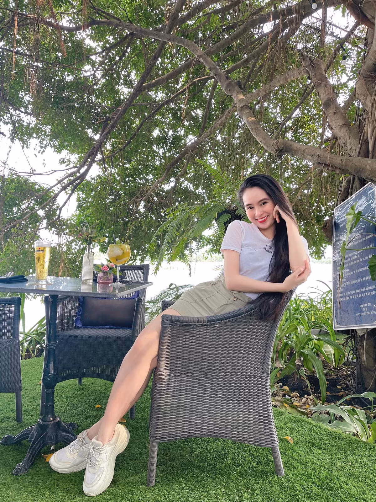 Cô nàng có gu thời trang nữ tính, nhẹ nhàng, không kém phần gợi cảm.