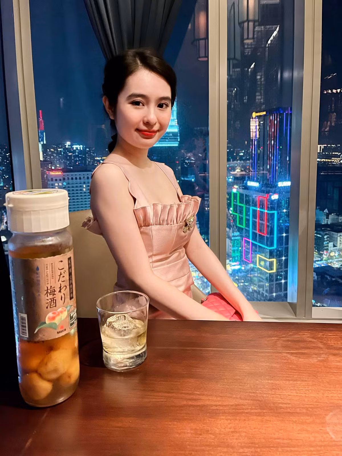 Ái Phi gây ấn tượng bởi gương mặt trái xoan, sống mũi thẳng và đường nét thanh tú.