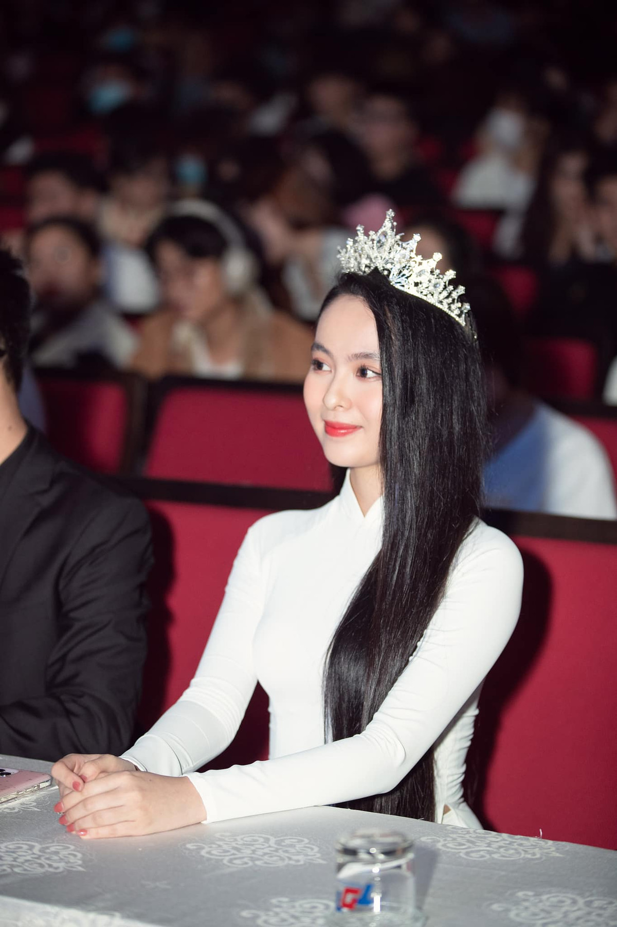 Ái Phi là nữ sinh ngành Luật, hot girl này cũng từng giành giải Hoa khôi của trường.