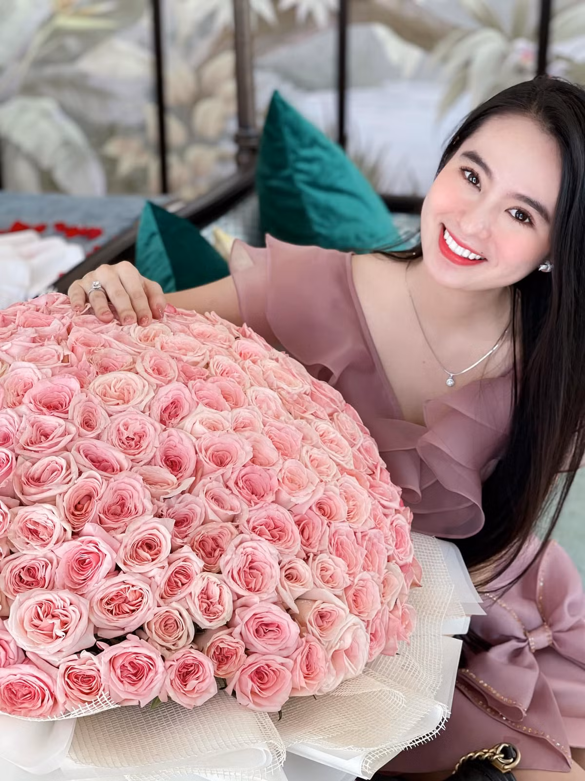 Nhiều người còn nhận xét với gương mặt và vóc dáng này, Ái Phi có thể tự tin đi thi hoa hậu.