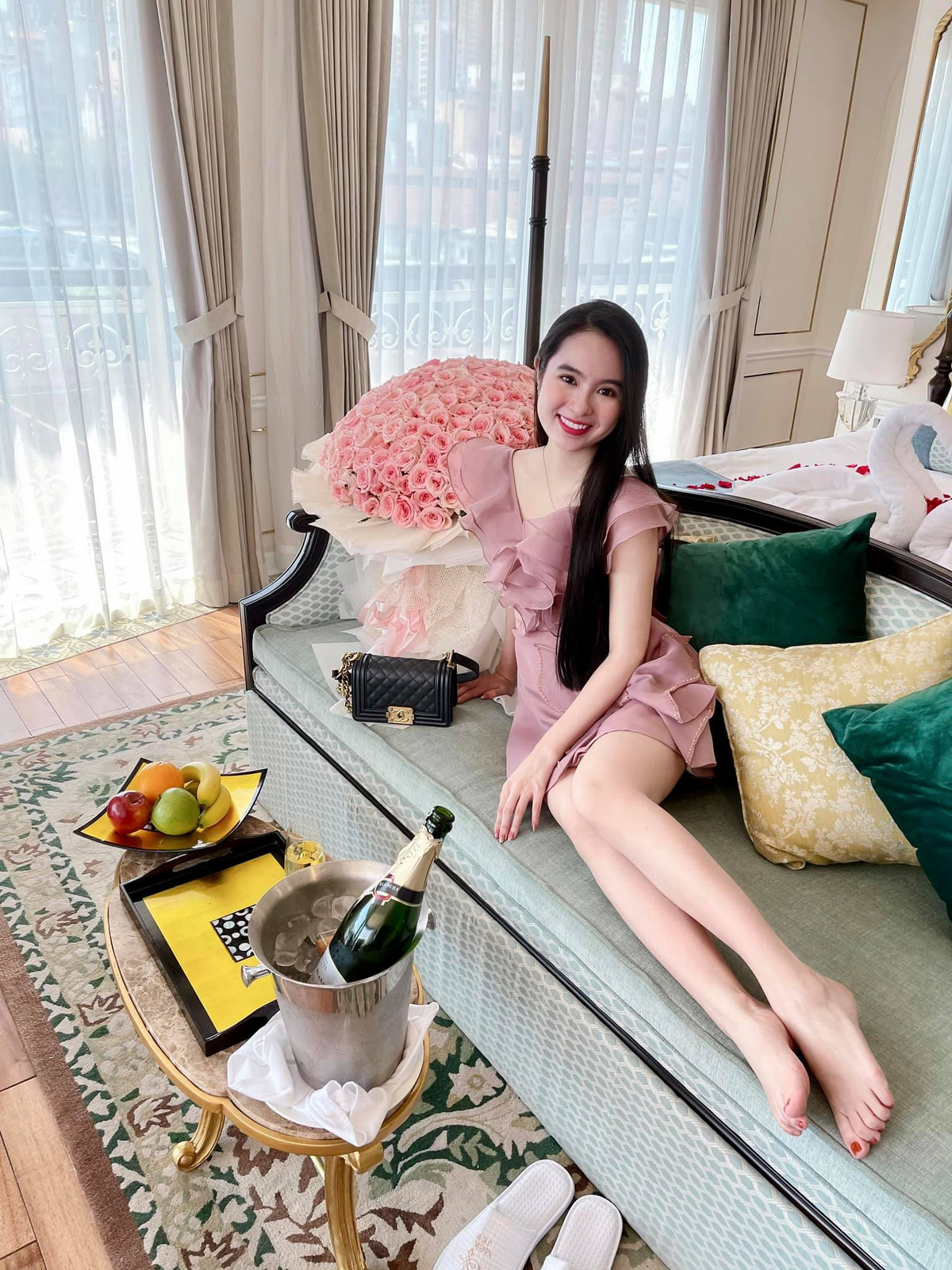 Trên trang cá nhân, gái xinh 2K thường xuyên chia sẻ hình ảnh khoe vóc dáng nuột nà cùng làn da trắng bật tông.