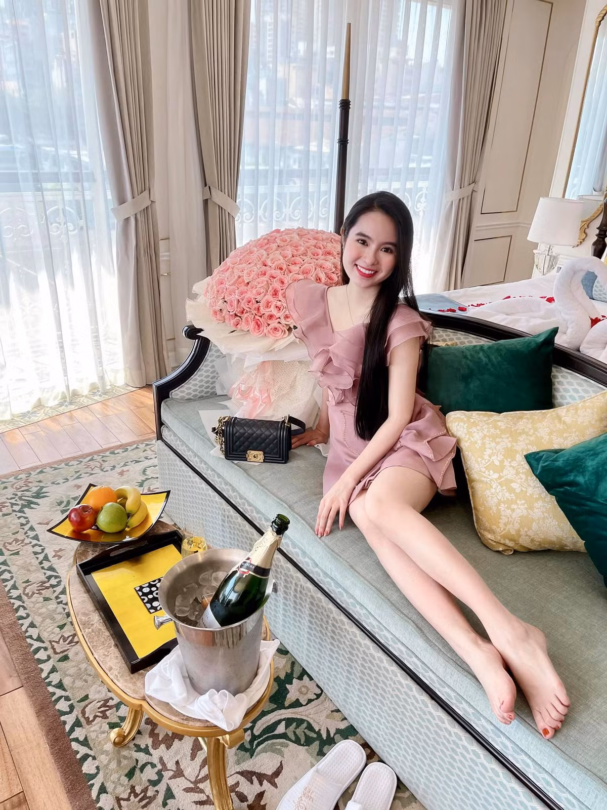 Trên trang cá nhân, gái xinh 2K thường xuyên chia sẻ hình ảnh khoe vóc dáng nuột nà cùng làn da trắng bật tông.