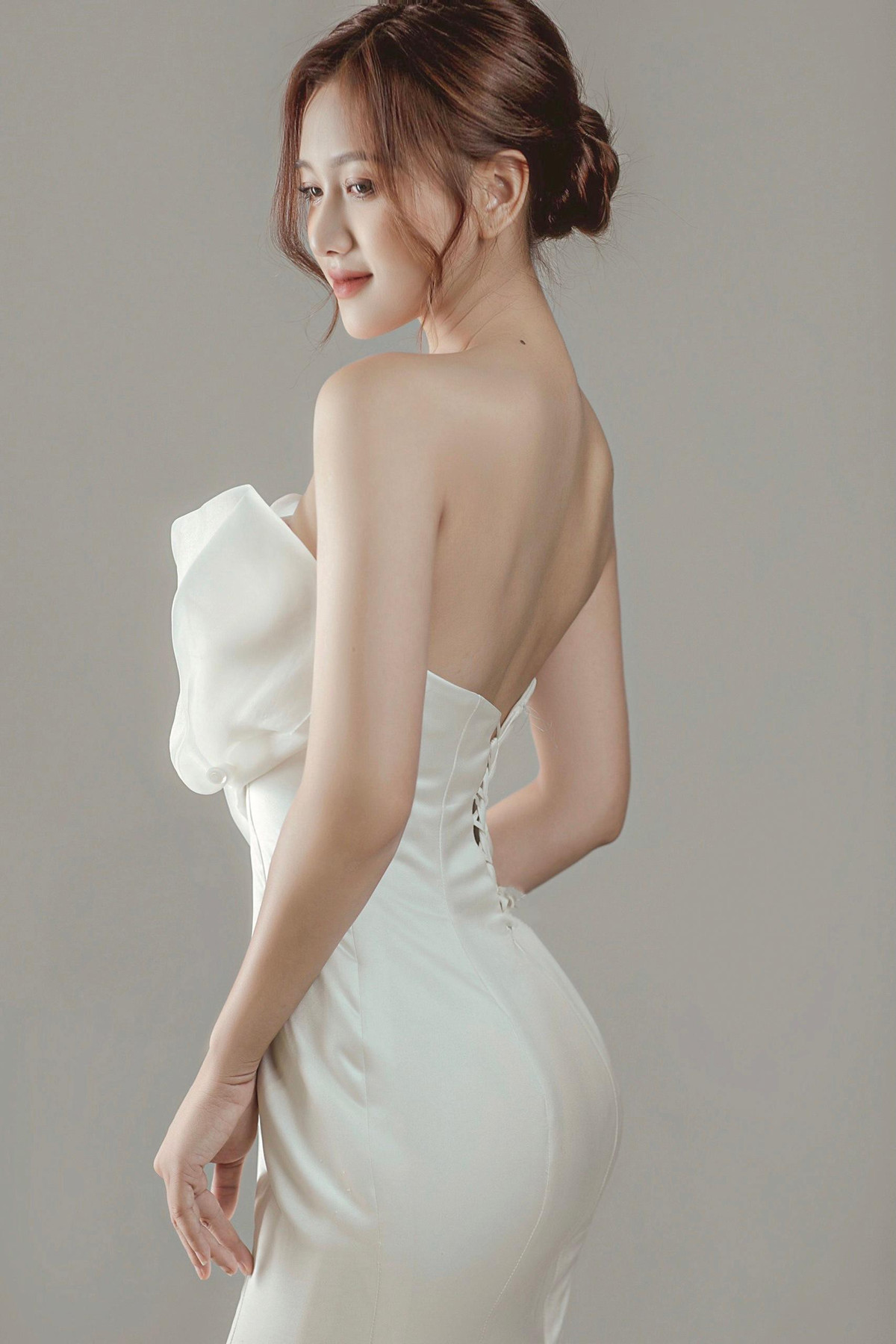 Cô nàng sở hữu nhan sắc vạn người mê với gương mặt thanh tú, mũi cao và nụ cười tỏa nắng.