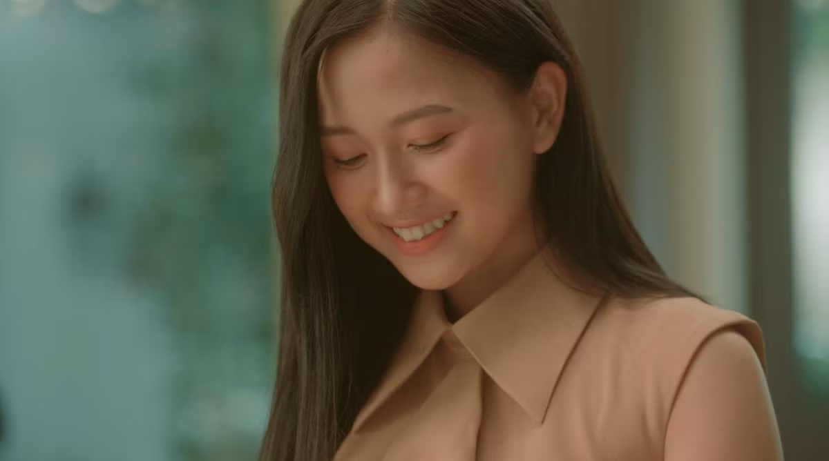 MV “Sai cách yêu” của Lê Bảo Bình lên sóng thời gian qua đã đón nhận nhiều tình cảm từ khán giả. Không chỉ thu hút bằng giai điệu, ca từ mà MV còn có sức hút bởi có sự xuất hiện của nữ MC Bùi Thị Thu Hương làm nữ chính.