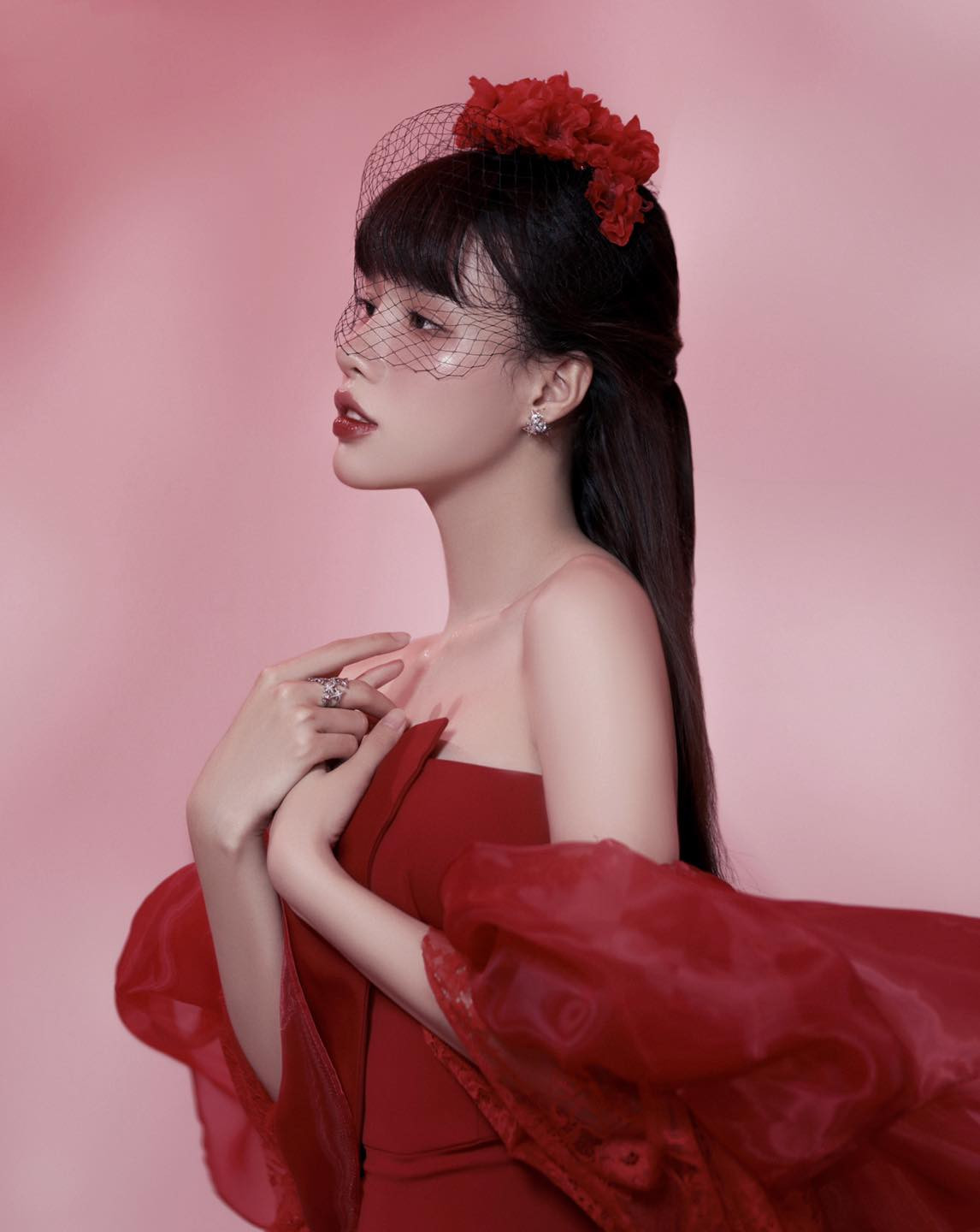 Lần lộ diện này của cô gái Đồng Tháp khiến người theo dõi có chút ngỡ ngàng. Ảnh: Tổng hợp