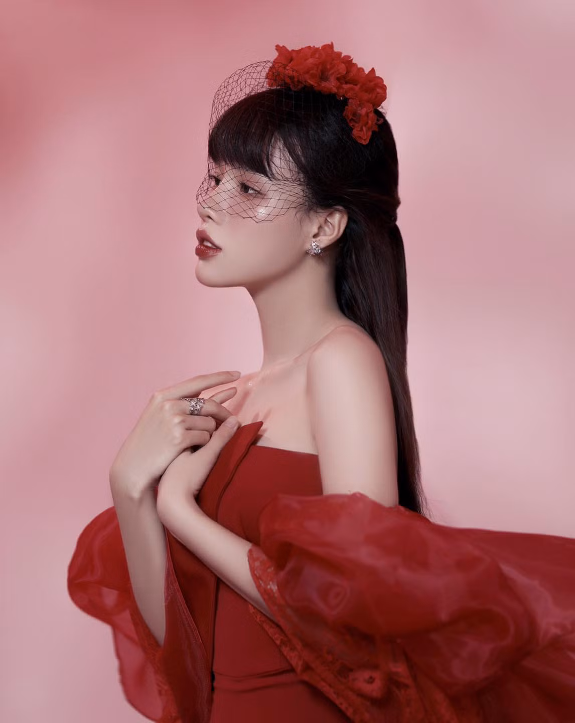 Lần lộ diện này của cô gái Đồng Tháp khiến người theo dõi có chút ngỡ ngàng. Ảnh: Tổng hợp