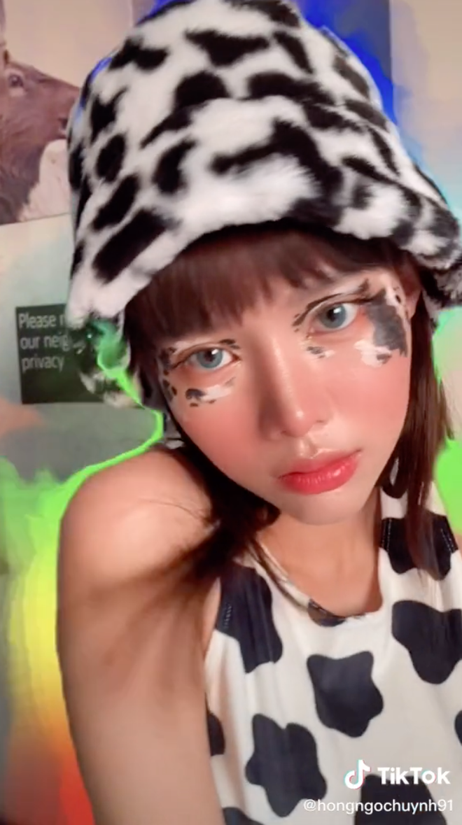 Nhiều cư dân mạng không thể tin nổi đằng sau hot girl lộ nhan sắc thật là khuôn mặt với nhiều khuyết điểm đến thế.