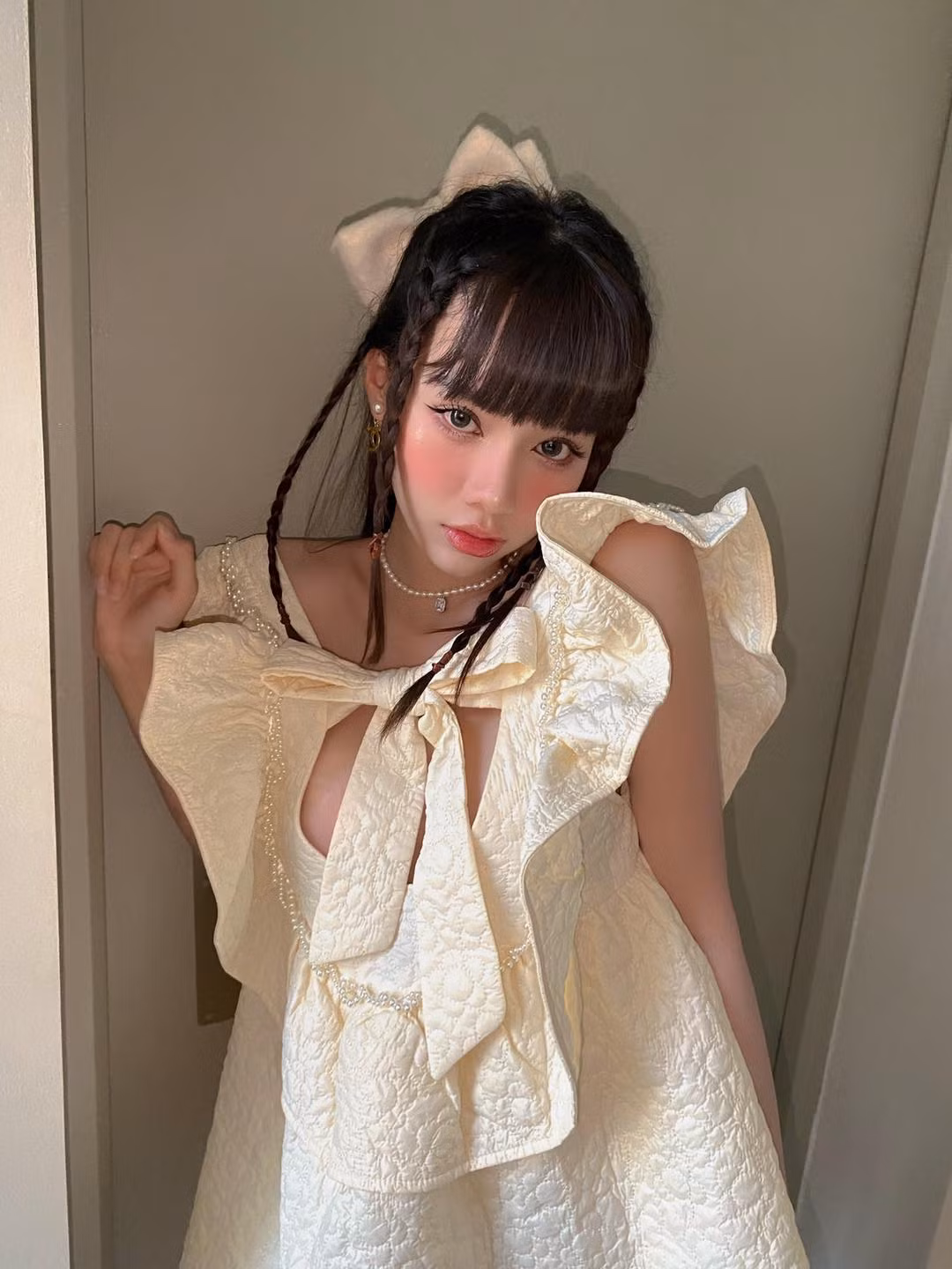 Nhan sắc xinh đẹp, sắc sảo của Jimin Young mỗi khi lên sóng khiến netizen "bật ngửa" vì quá khác biệt với nhan sắc thật.