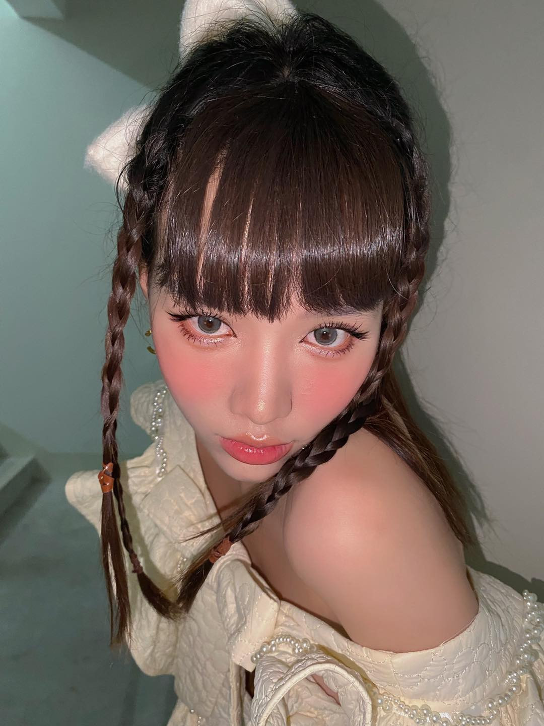 "Đỉnh cao makeup luôn, làm video hướng dẫn đi gái", "Mặt thật bạn này đâu có xấu, do bạn ấy tô thêm chút để làm trend biến hình thôi",... là một số bình luận từ cư dân mạng.