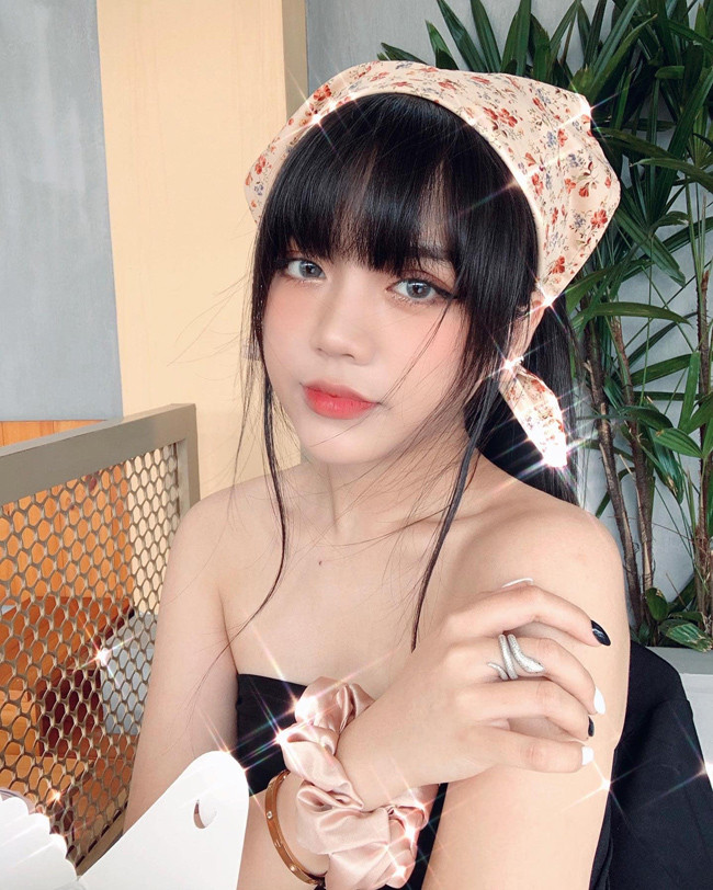 Ngoài ra, cô đang trong quá trình hoàn thiện visa để đi du học.