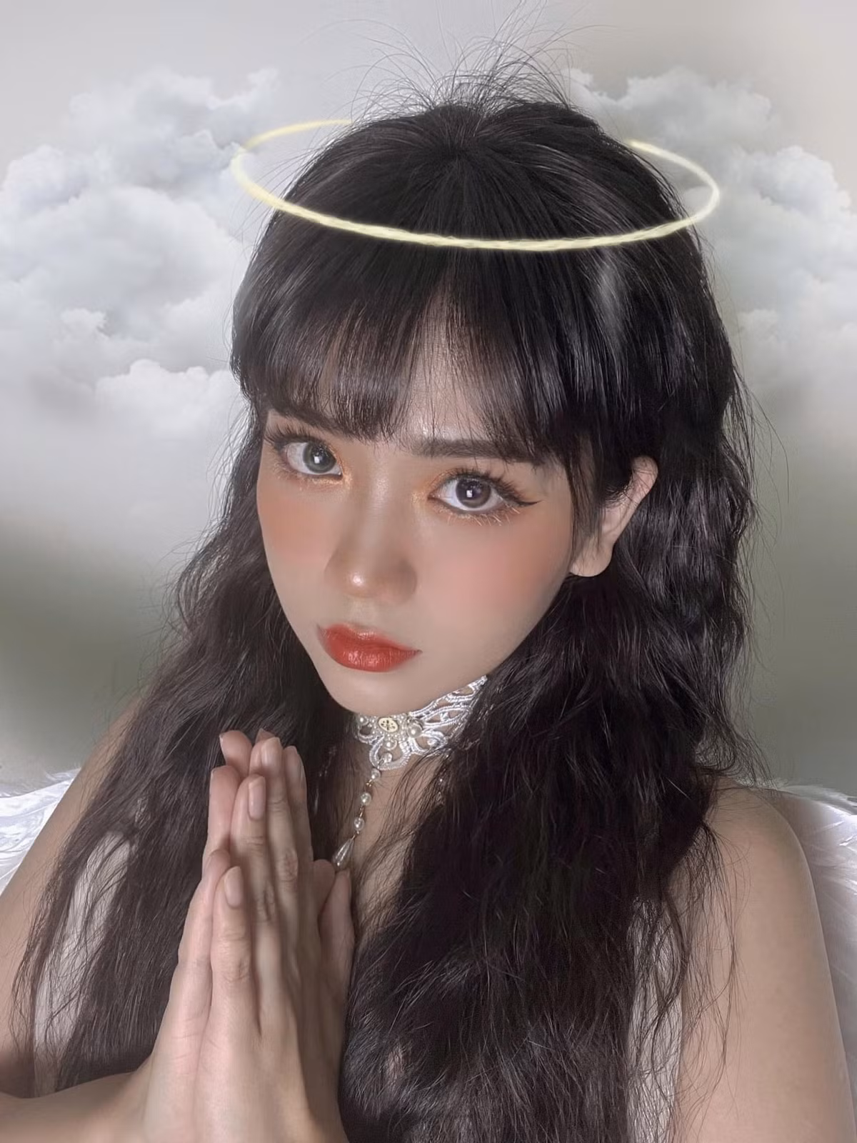 Nhan sắc của hot girl Lâm Đồng cũng là điểm thu hút đặc biệt. Cô nàng sở hữu gương mặt xinh đẹp, đôi mắt sắc sảo và đôi môi quyến rũ.