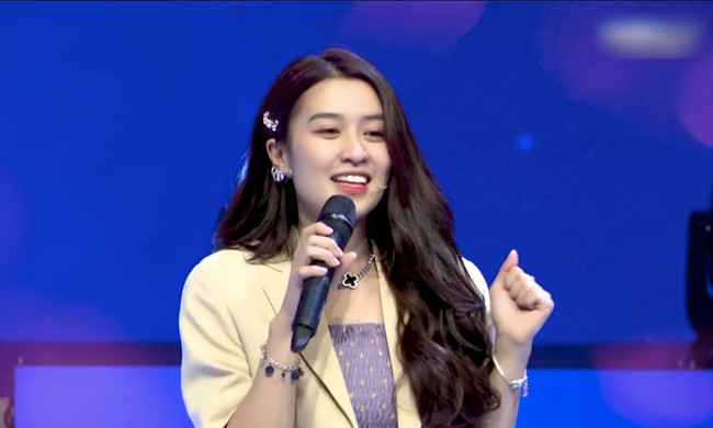 Quyên Qui (tên thật là Nguyễn Lê Diệp Quyên, sinh năm 1998) là hot girl từng gây chú ý khi tham gia chương trình hẹn hò "Tỏ tình hoàn mỹ" vào tháng 6/2021.