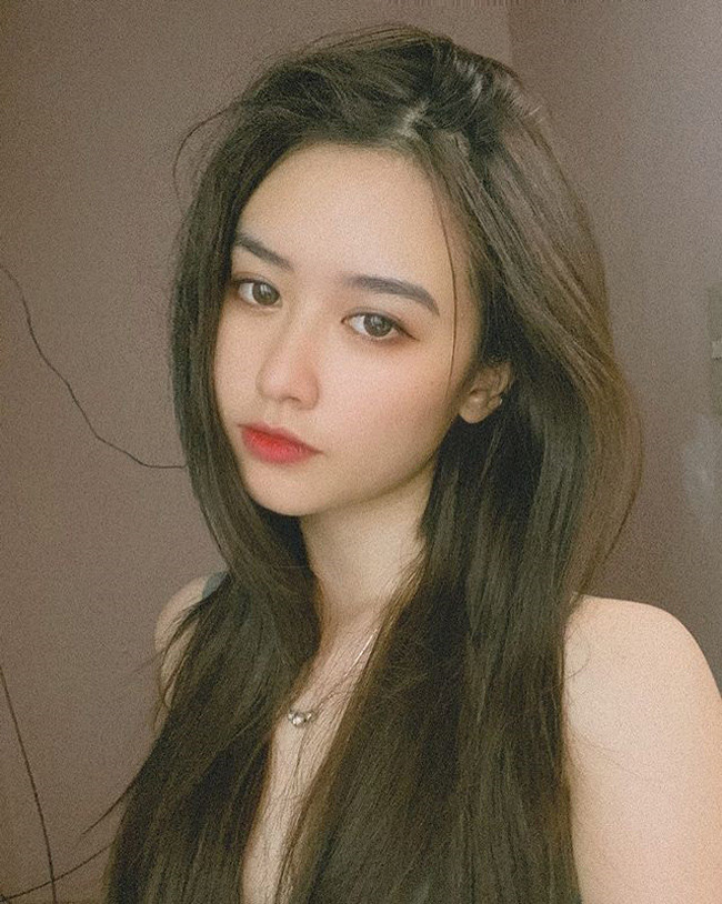 Gương mặt xinh như nàng thơ, body bốc lửa là lợi thế của cô gái 23 tuổi.