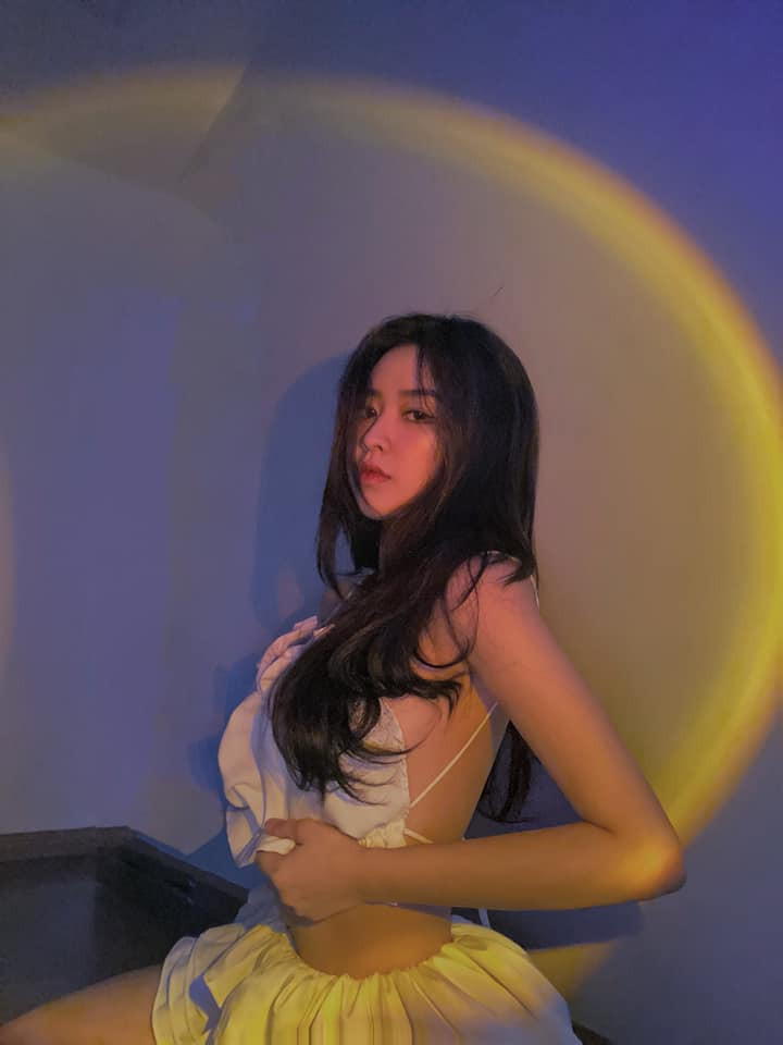 Ngoài ra, nhan sắc của Quyên Qui trên sóng truyền hình cũng khiến nhiều người ngây ngất.