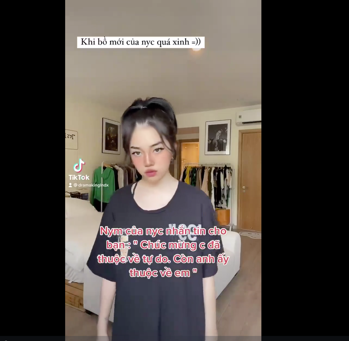 Trong video, khi được cô bạn gái mới nhắn tin rằng: "Chúc mừng chị đã thuộc về tự do. Còn anh ấy thuộc về em", streamer Linh Ngọc Đàm đã có một câu trả lời khá thú vị: "Anh ấy của em tất… Còn em là của chị."