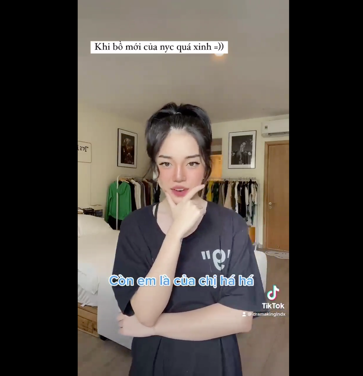 Mới đây, nữ streamer Linh Ngọc Đàm có động thái lạ gửi tới tình mới chàng Bụt khiến ai cũng bất ngờ. Cụ thể, trên trang cá nhân Instagram, cô nàng bất ngờ chia sẻ một video TikTok ngắn với tiêu đề "Khi bồ mới của người yêu cũ quá xinh".