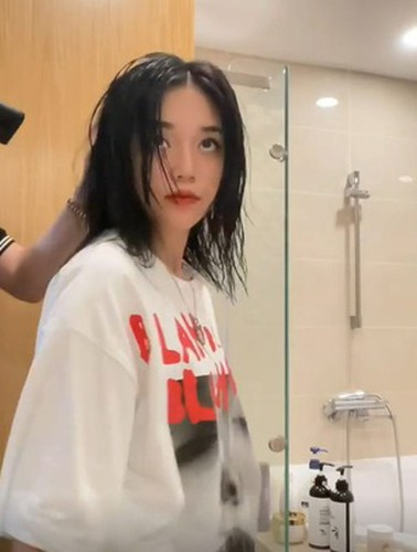 Sau hơn 1 năm chia tay bạn trai cũ là Duy Nhỏ (Bụt), Linh Ngọc Đàm mới "úp mở" về chuyện có người yêu mới bằng những bức hình "bể tình" nhưng giấu mặt.