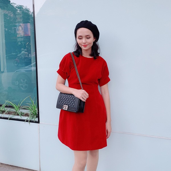 Dù ít xuất hiện trên mạng xã hội nhưng hình nào hình nấy của Huyền Mi đều toàn đồ hiệu đắt đỏ, có món lên đến hơn trăm triệu đồng.