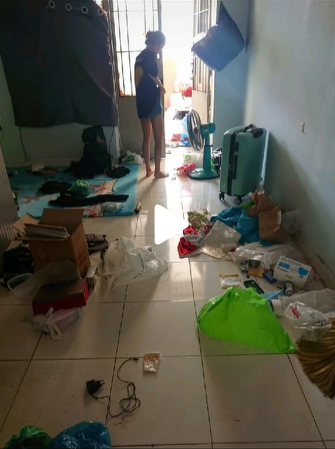 Trước thái độ đáng chê trách của cô gái trẻ, anh chủ nhà tốt bụng không bắt cô gái phải dọn dẹp, lại còn dọn lại đồ và hứa sẽ trả lại đầy đủ.