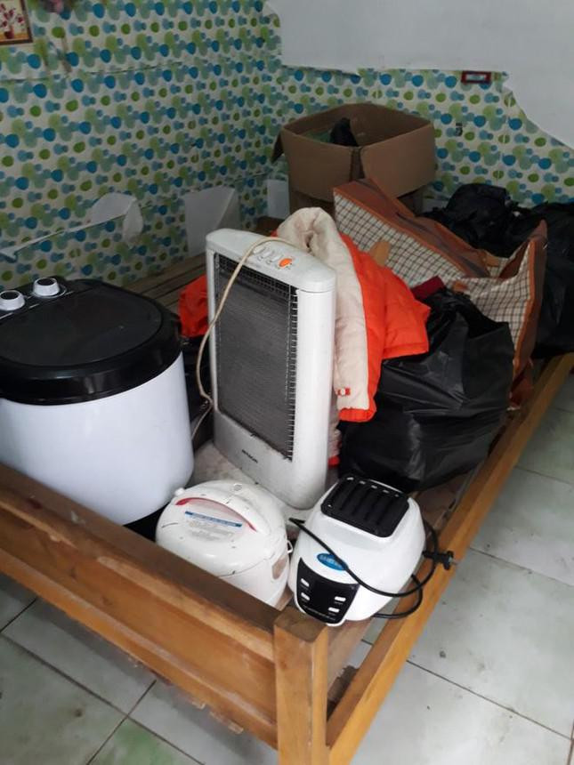 Sau khi dọn dẹp xong xuôi, chủ trọ còn đóng gói đầy đủ đồ đạc của cô gái kia.