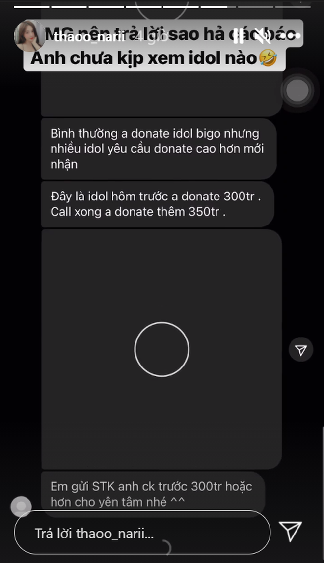 Ban đầu, người này ra giá là 130 triệu đồng, sau đó tăng lên 300 triệu đồng hoặc hơn để sở hữu được video nhạy cảm của Thảo Nari. Thậm chí, người này còn khoe đã từng làm vậy với rất nhiều streamer nữ nổi tiếng trên khác với giá "khủng".