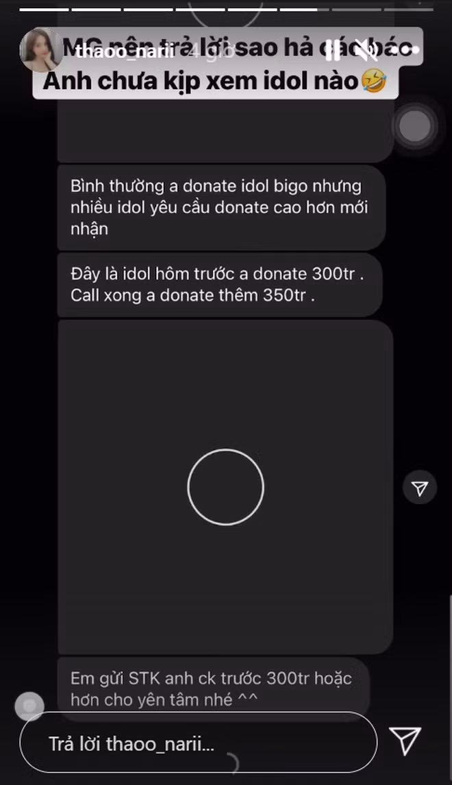 Ban đầu, người này ra giá là 130 triệu đồng, sau đó tăng lên 300 triệu đồng hoặc hơn để sở hữu được video nhạy cảm của Thảo Nari. Thậm chí, người này còn khoe đã từng làm vậy với rất nhiều streamer nữ nổi tiếng trên khác với giá "khủng".