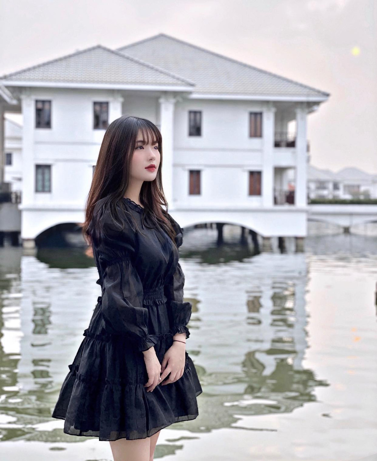 Dù có nhan sắc xinh đẹp, nhiều trải nghiệm ấn tượng nhưng Hằng vẫn ưu tiên cho việc học tập.