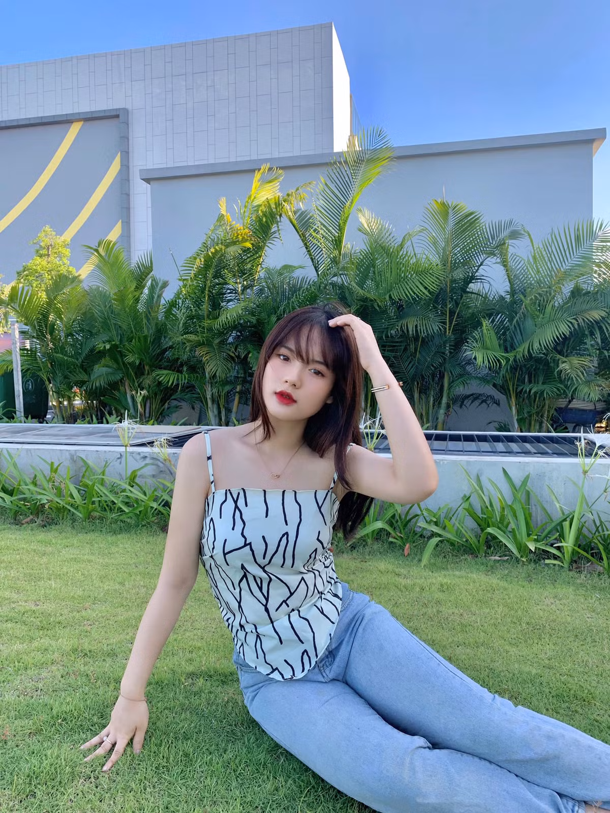 Nhờ sở hữu lợi thế ngoại hình nổi bật, hot girl trường ĐH Thương mại nhận được nhiều lời mời quảng cáo, chụp ảnh…