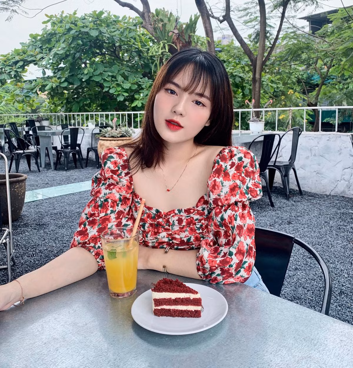 Cô nàng thích lưu giữ những khoảnh khắc thanh xuân tươi đẹp, để khắc ghi một thời tuổi trẻ sôi nổi.