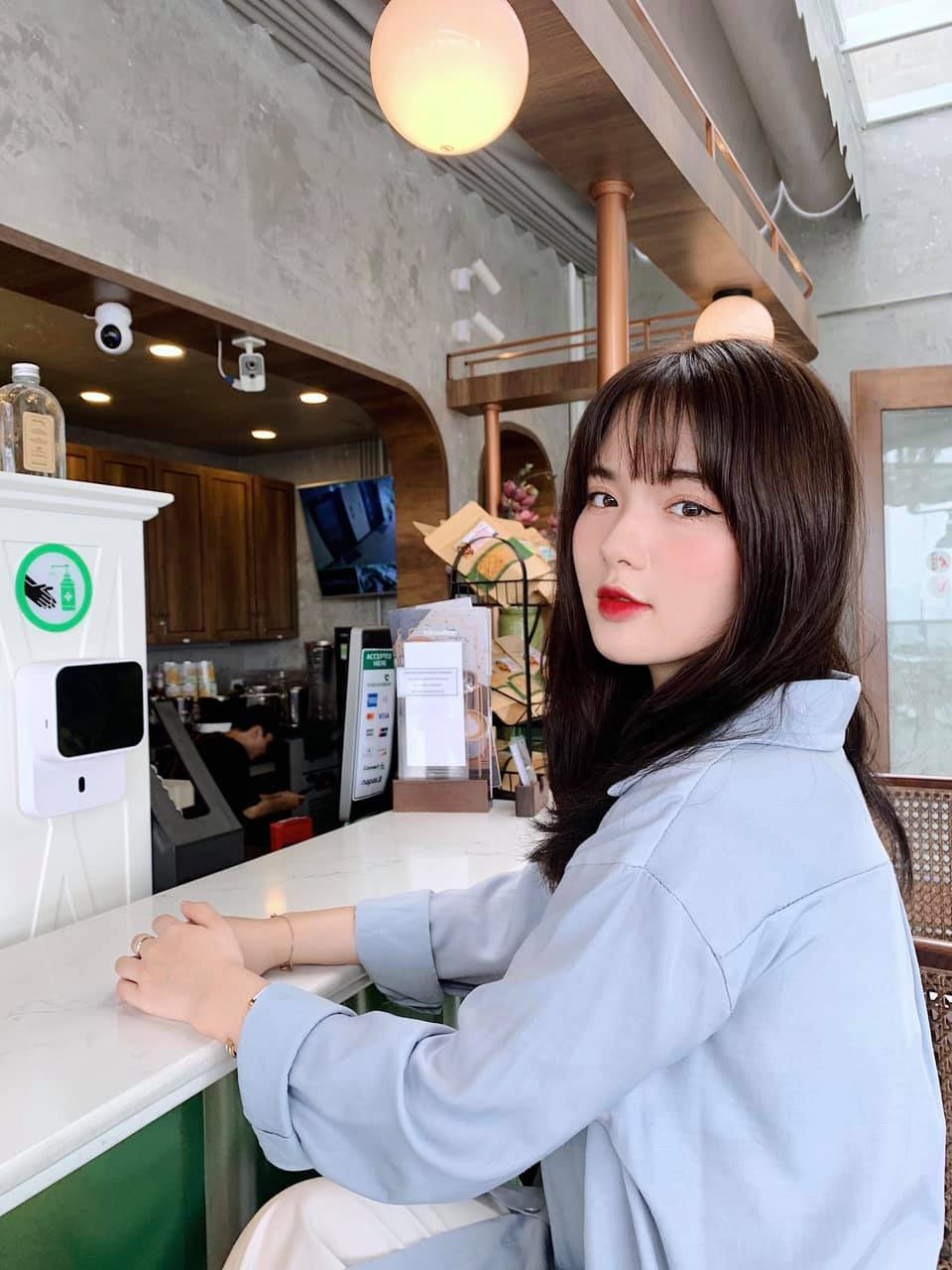 Nữ sinh ĐH Thương mại sở hữu gương mặt đẹp cùng thân hình cân đối, vòng nào ra vòng nấy.