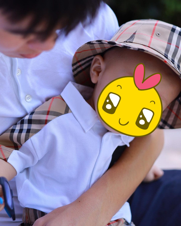 Ngoài Quỳnh Anh, Duy Mạnh cũng đăng ảnh con trai kèm theo dòng caption vô cùng tình cảm trên trang cá nhân: "Chúc mừng sinh nhật Con Trai Yêu của Bố Mẹ. Bố chúc con luôn Mạnh Khoẻ, Vui Vẻ, Bình An hay ăn chóng lớn, ngoan ngoãn nghe lời Ông Bà Cha Mẹ".