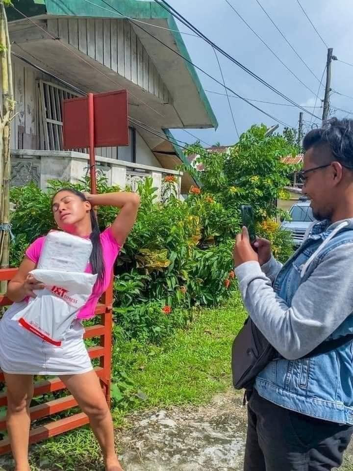 Chỉ cần rõ mặt thôi, nhưng cô gái này lại tạo dáng ưỡn ẹo còn nhắn anh shipper "Chụp ảnh khoe body nha anh ơi" khiến netizen không nhịn nổi cười. Ảnh: Tổng hợp