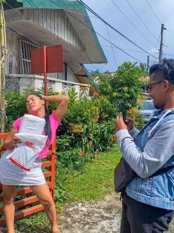 Chỉ cần rõ mặt thôi, nhưng cô gái này lại tạo dáng ưỡn ẹo còn nhắn anh shipper "Chụp ảnh khoe body nha anh ơi" khiến netizen không nhịn nổi cười. Ảnh: Tổng hợp