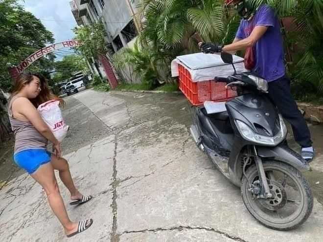 Không sử dụng cách xác nhận đã giao hàng thông thường, chàng shipper này lại khuyến khích khách hàng "pose dáng" cùng gói hàng của mình để "nghiệm thu".