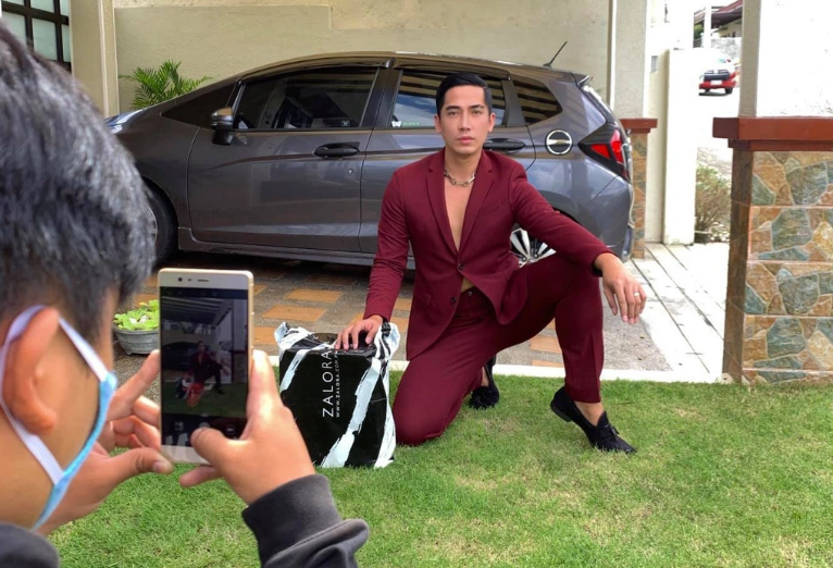 "Em mỏi chân lắm rồi, chụp nhanh đi anh ơi"!