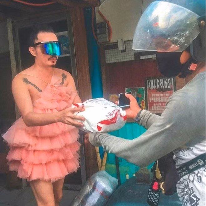 Một ngày nhận không biết bao nhiêu đơn hàng, chưa kịp thay váy luôn.